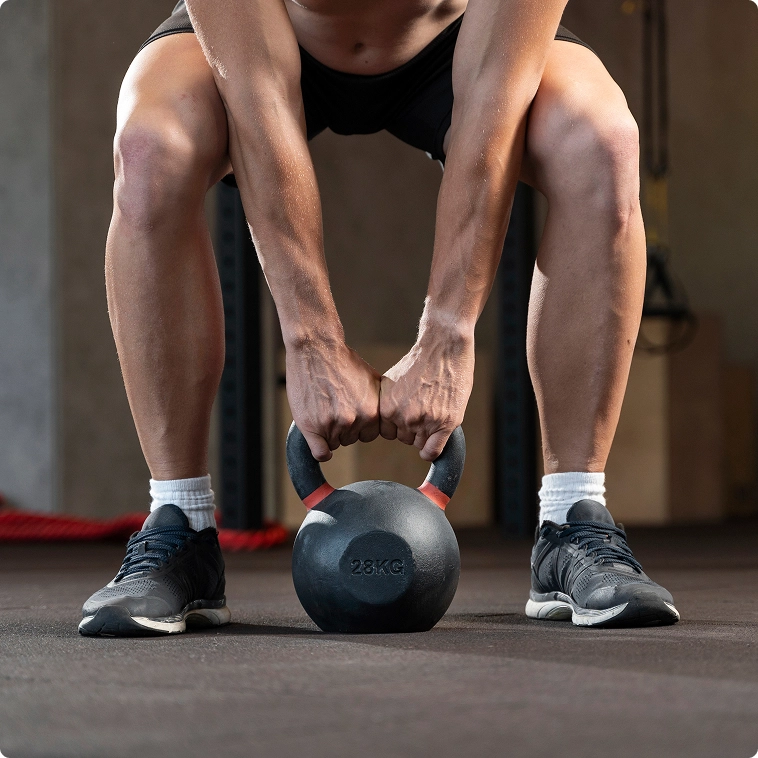 Homem fazendo levantamento de peso
